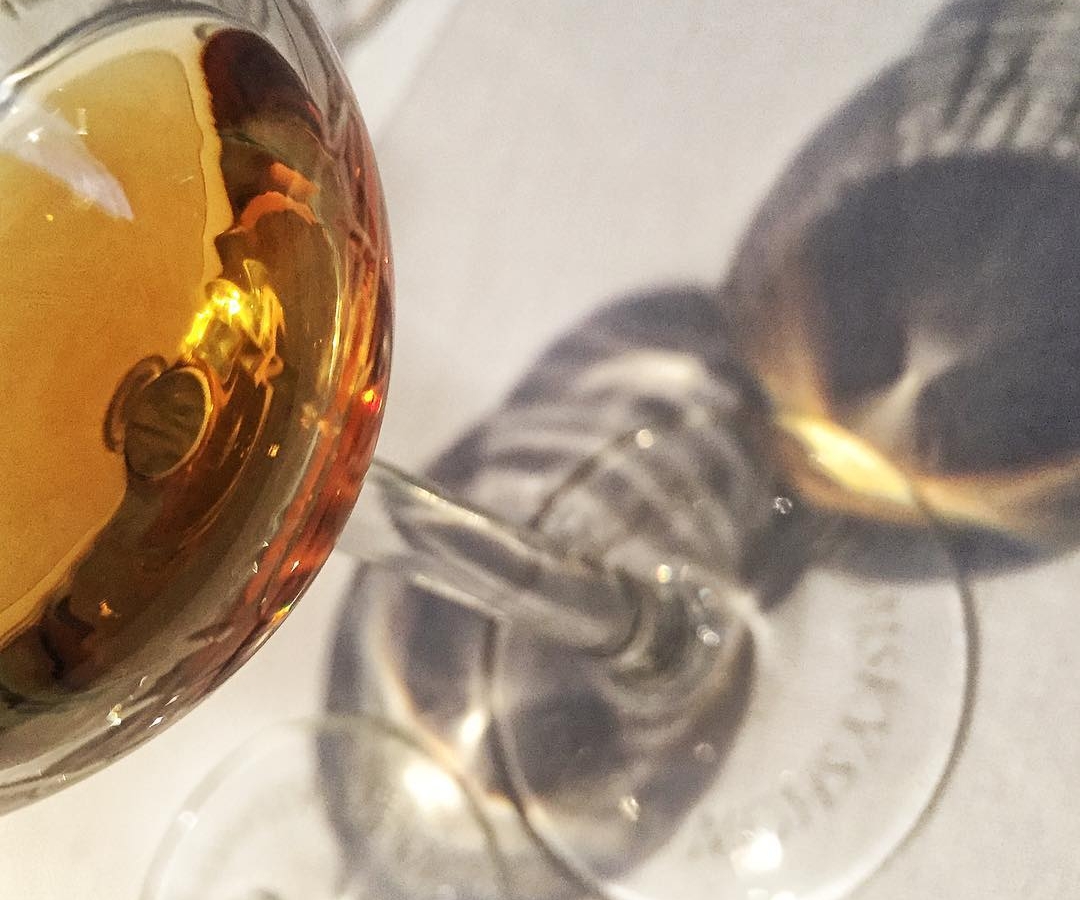 Am I seeing double?? No, it’s just the beautiful reflection of my dram of #whisky